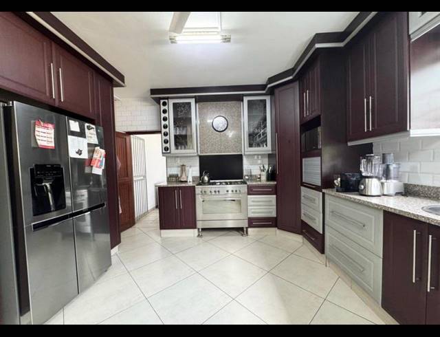 6 BEDROOM FREESTANDING FOR SALE IN MEER EN SEE